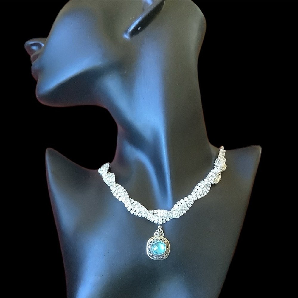 Elegant Silver Crystal Necklace with Sparkling Blue Faceted Pendant. NWT